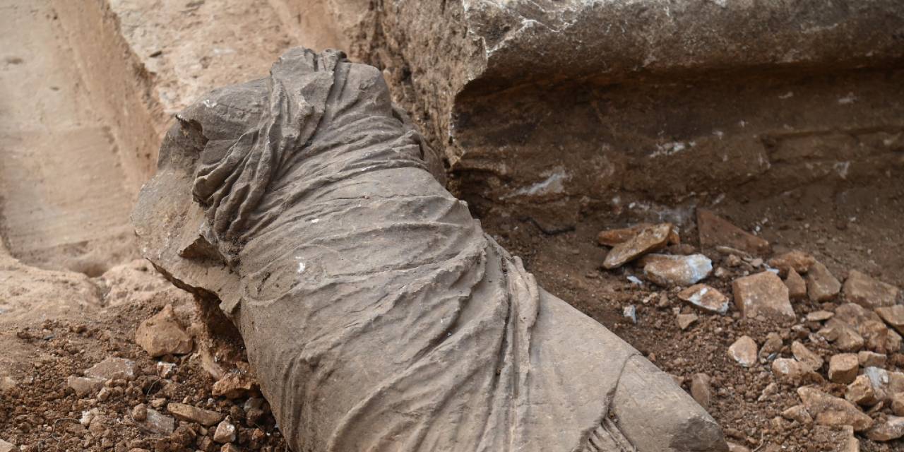 Antik Kentteki Kazılarda Başsız Kadın Heykeli Bulundu