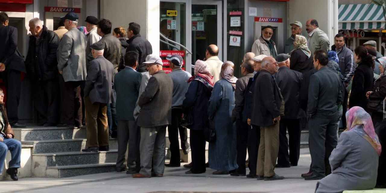 Emekliler isyanda:  Açlık sınırının ve asgari ücretin neredeyse yarısı kadar bir aylıkla geçinmenin imkanı kalmadı