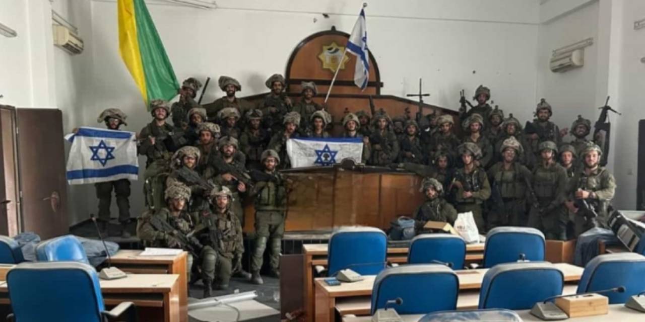 İsrail Askerlerinin Gazze Parlamentosu'nda Çektirdiği Bu Fotoğraf Ne Anlama Geliyor?