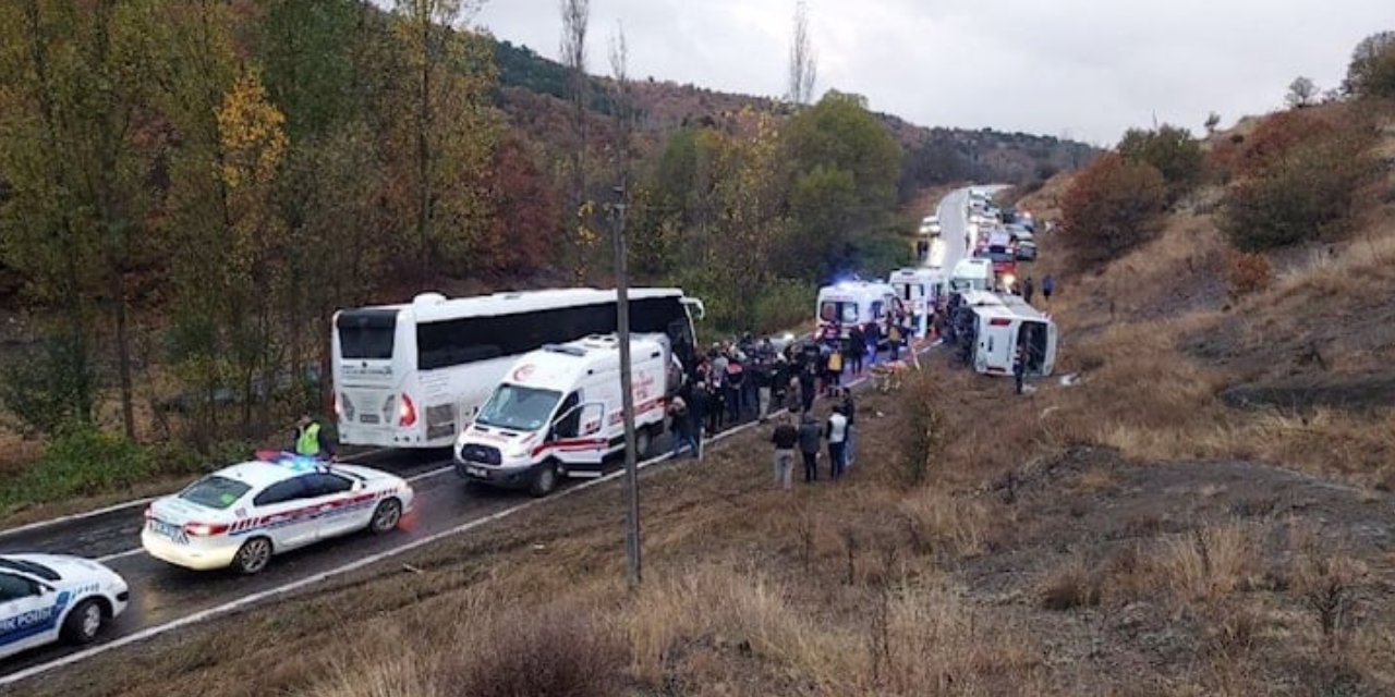 Feci Kazada Yolcu Otobüsü Devrildi! 27 Kişi Yaralandı!