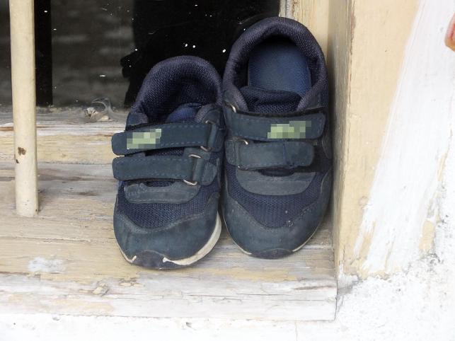 Yangında ölen minik Atakan'ın kapı önündeki ayakkabıları ağlattı
