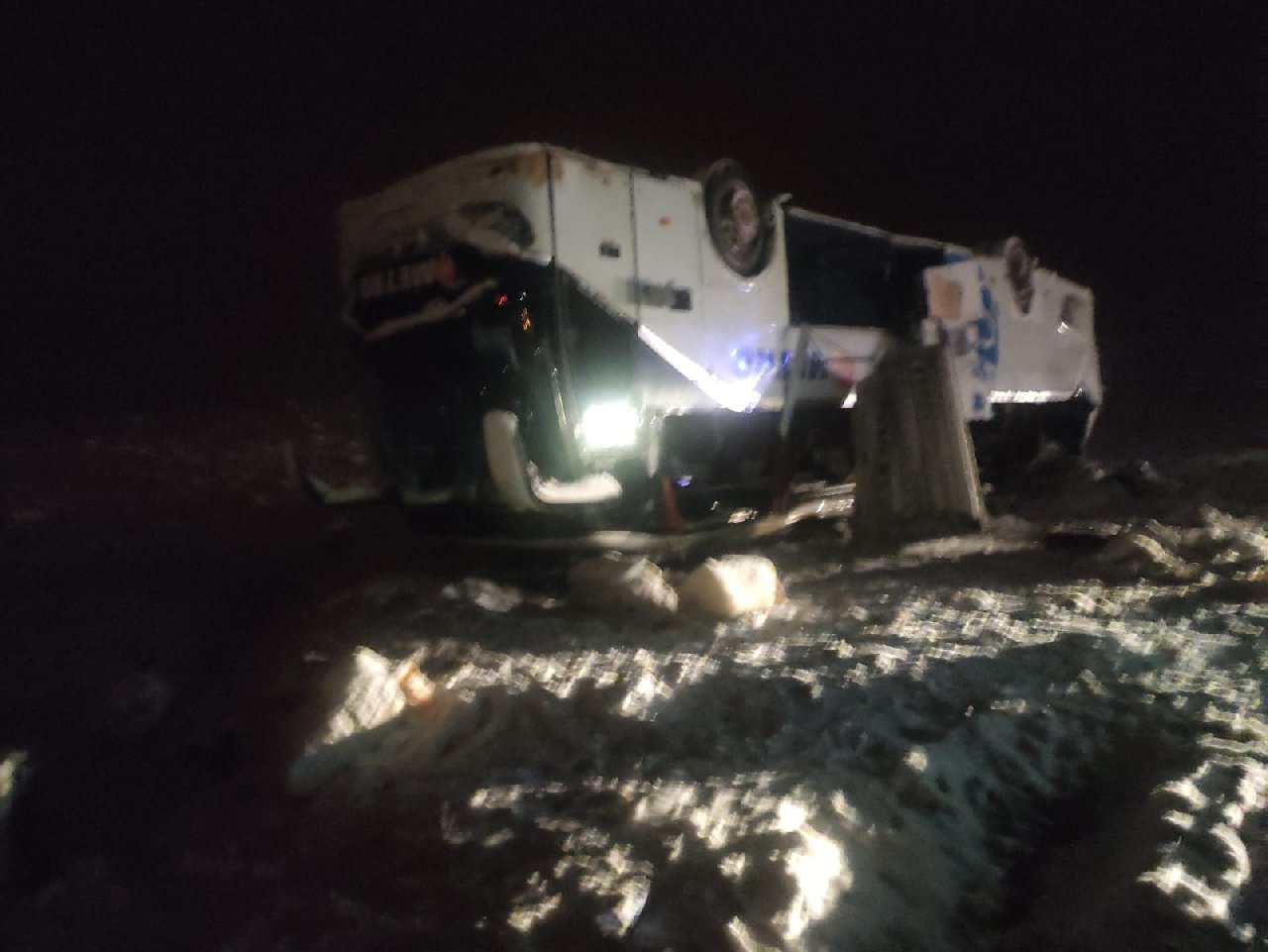Bingöl'de 2 Yolcu Otobüsü Kar Yüzünden Devrildi