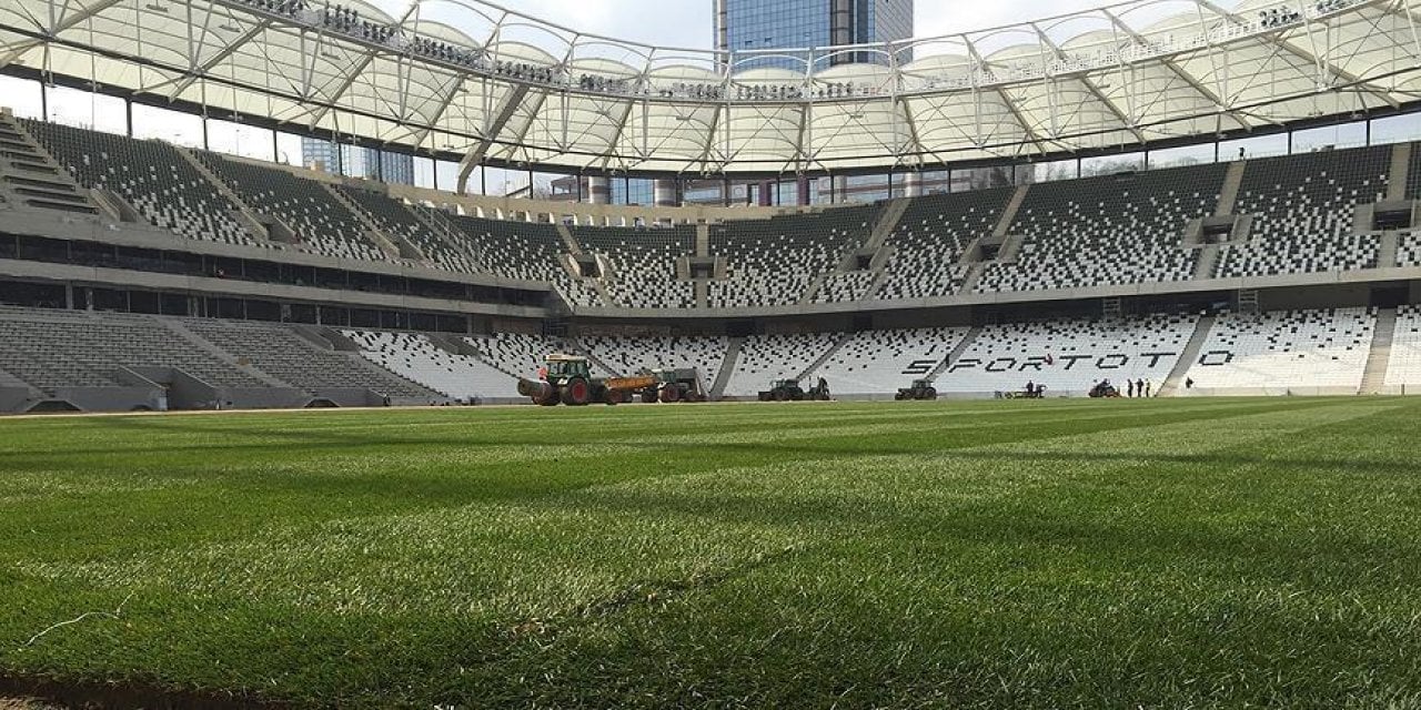 TBMM'ye Emekliliği Şikayet Eden de Var Stadyumun Zeminini de