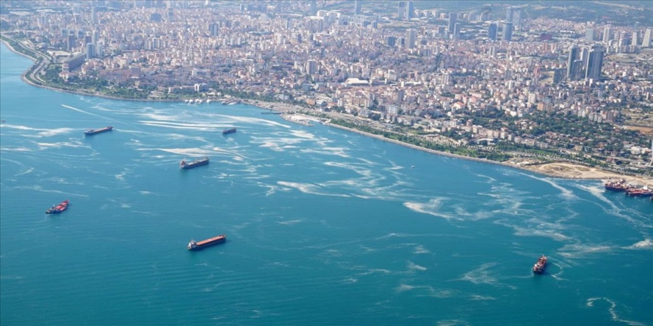 Marmara Denizi'nde Aynı Anda 3 Farklı Renk Felaketin Habercisi Mi? Erol Kesici, 'Seferberlik' Çağrısı Yaptı
