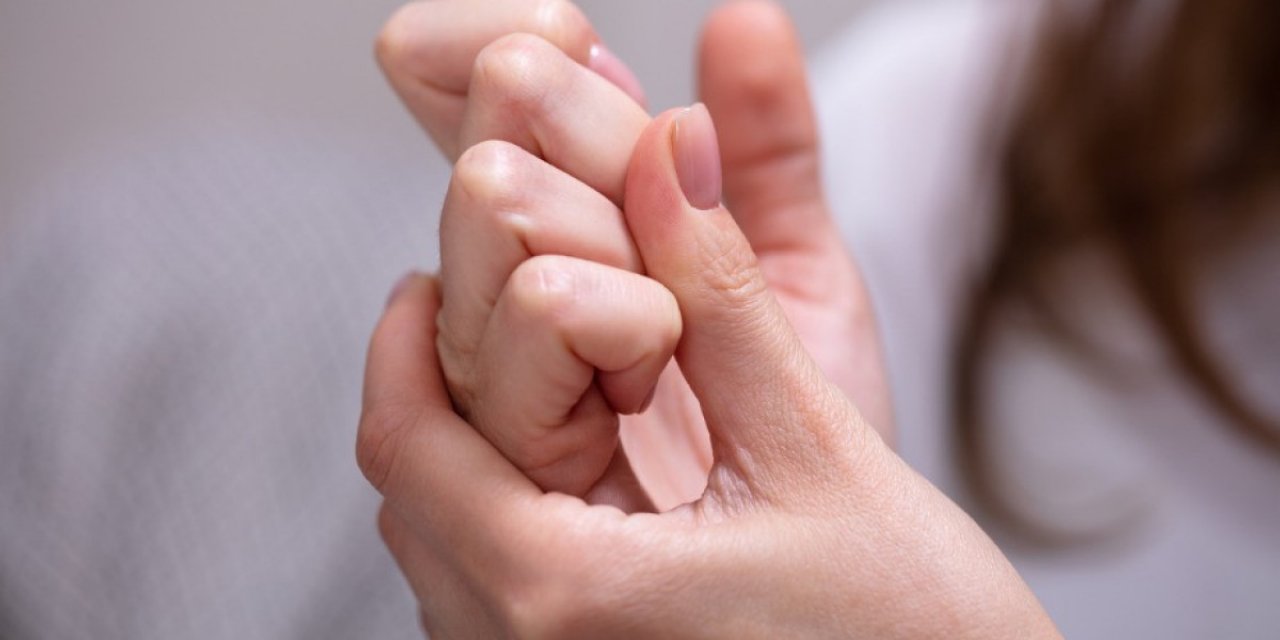 Doktorlar parmaklarınızı çıtlatmanın tehlikeleri hakkındaki asırlık soruyu yanıtladı