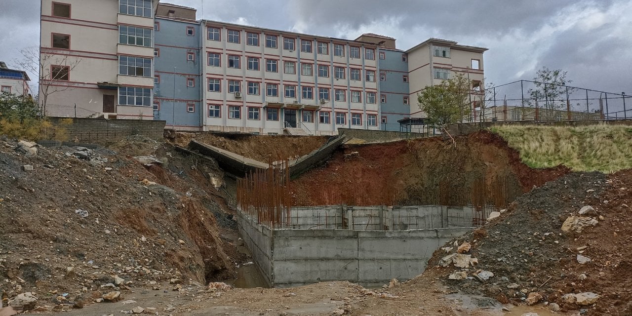 Lisenin İstinat Duvarı Yıkıldı, Elektrik Direkleri Devrildi