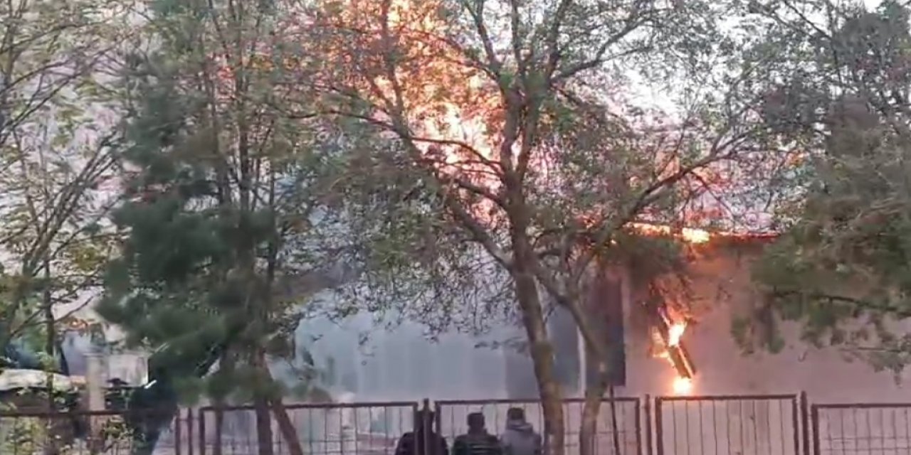 İmam Hatipte Yangın: 300 Öğrenci Tahliye Edildi
