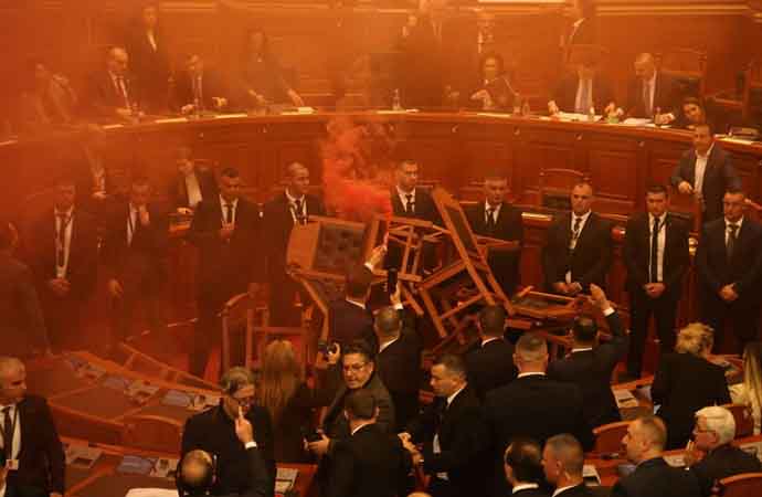 Arnavutluk’ta milletvekilleri meclise sis bombası attı