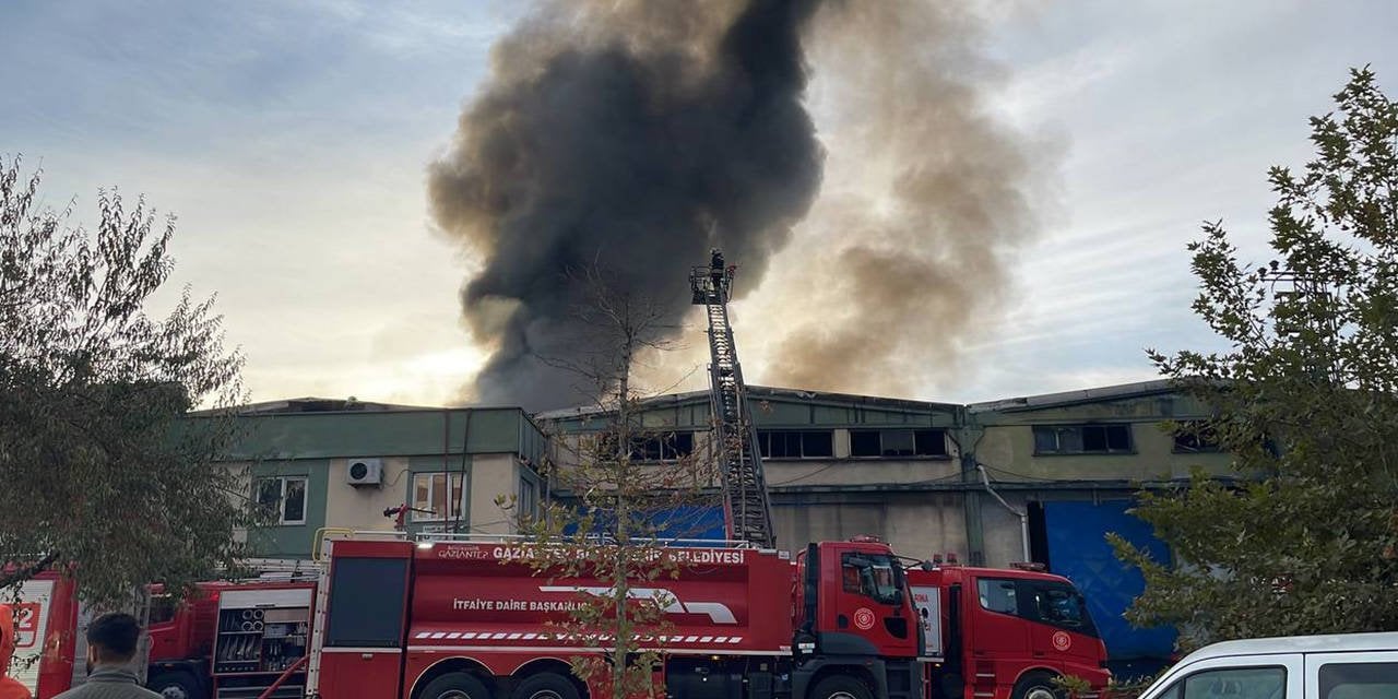 Gaziantep'te yangın: Geri dönüşüm fabrikası alev aldı!