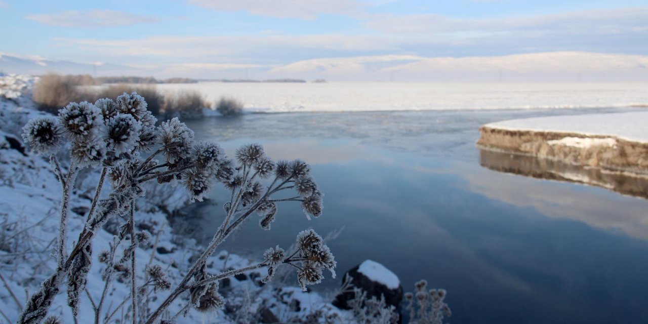 Soğuklar Birden Bastırdı: Ardahan'da Kura Nehri Buz Tuttu