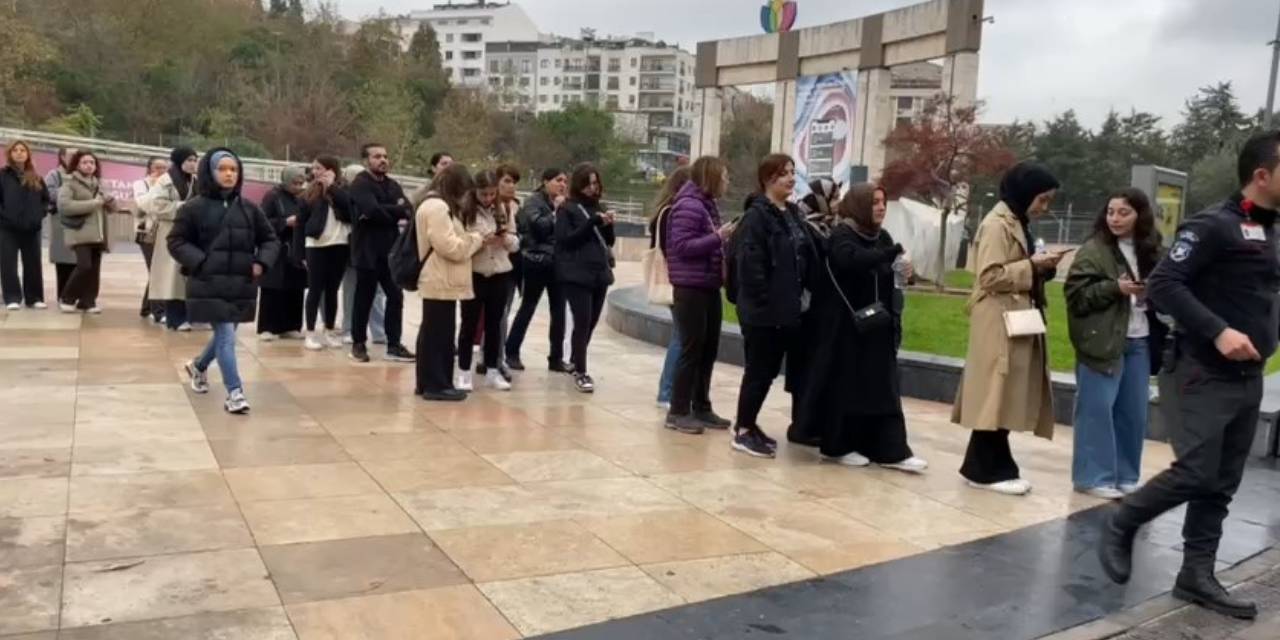 İstanbul'da AVM'lerde 'Şahane Cuma' kuyruğu
