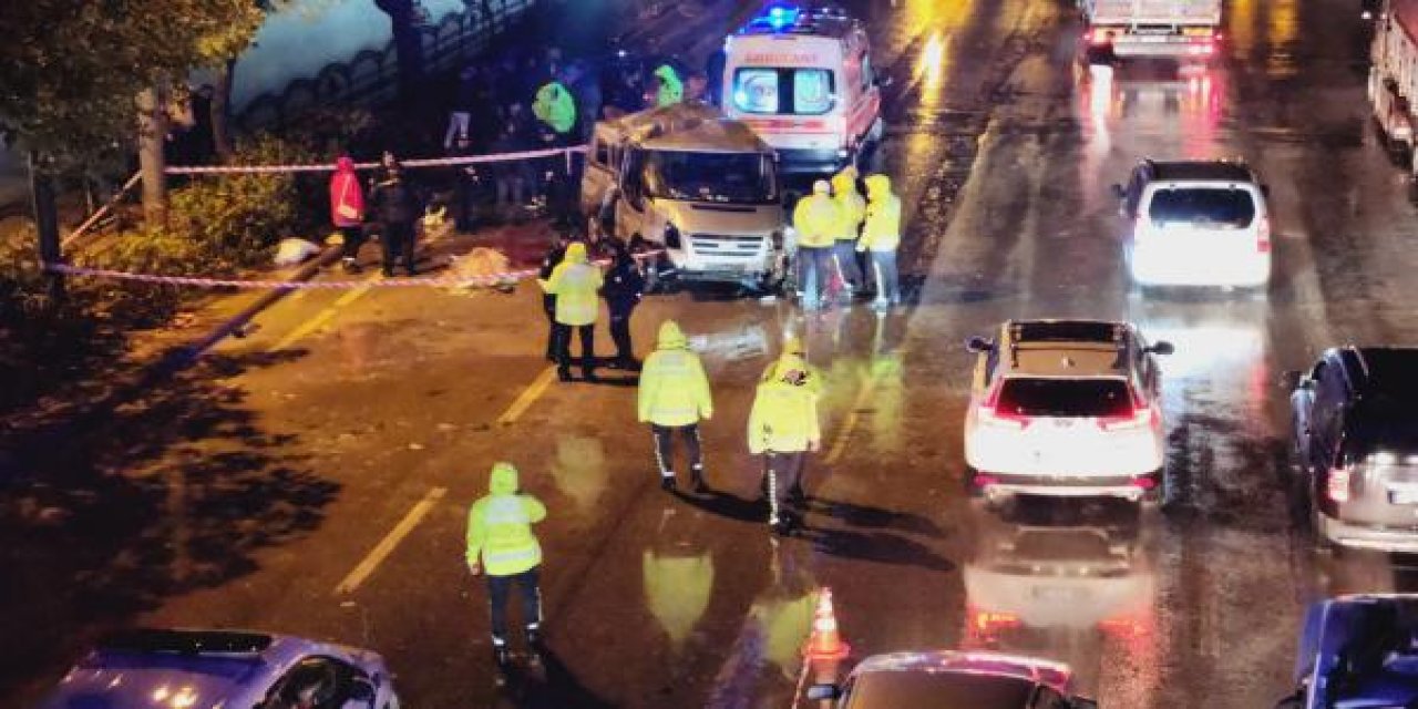 Gece Felaketi! Minibüs Refüje Çarptı: 3 Ölü, 4 Yaralı