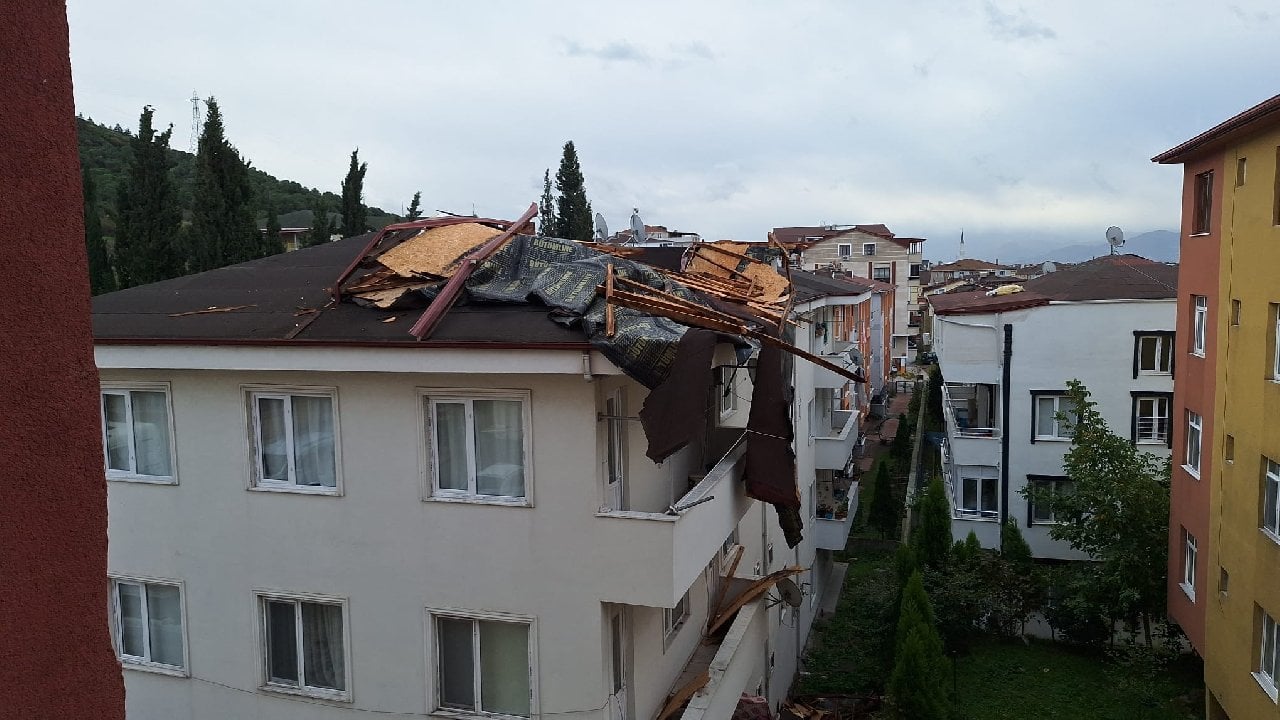 Fırtına Çıktı: Çatılar Havada Gezdi!