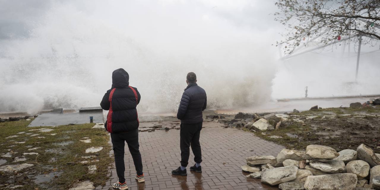 Zonguldak’ta fırtına yeniden şiddetlendi, 5 metrelik dalga oluştu: 'Sahile yaklaşmayın' uyarısı yapıldı