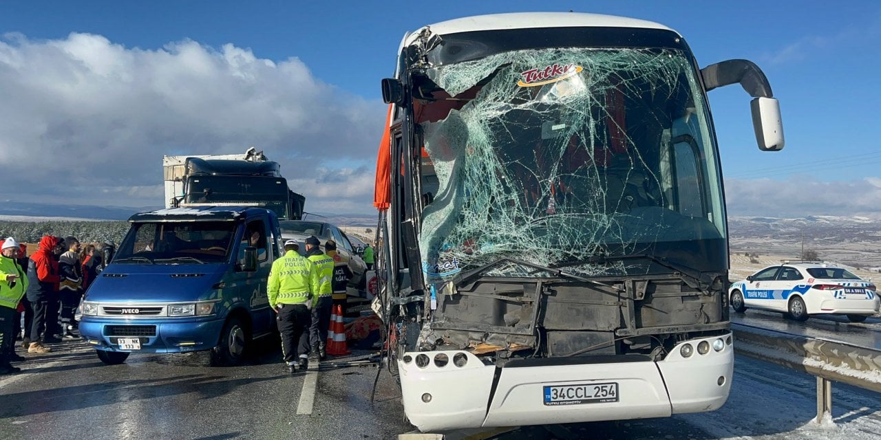 Yolcu Otobüsü İle TIR Çarpıştı: Ölü Ve Yaralılar Var