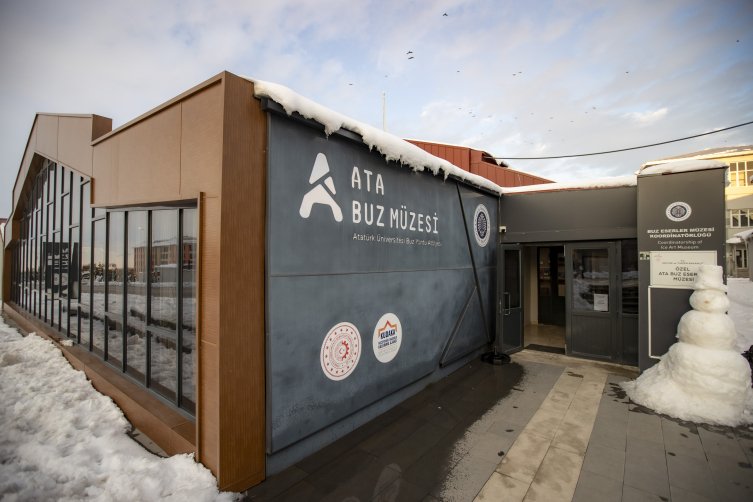 Yer: Erzurum... Koca Buz Kütleleri Sanat Eserine Dönüşüyor