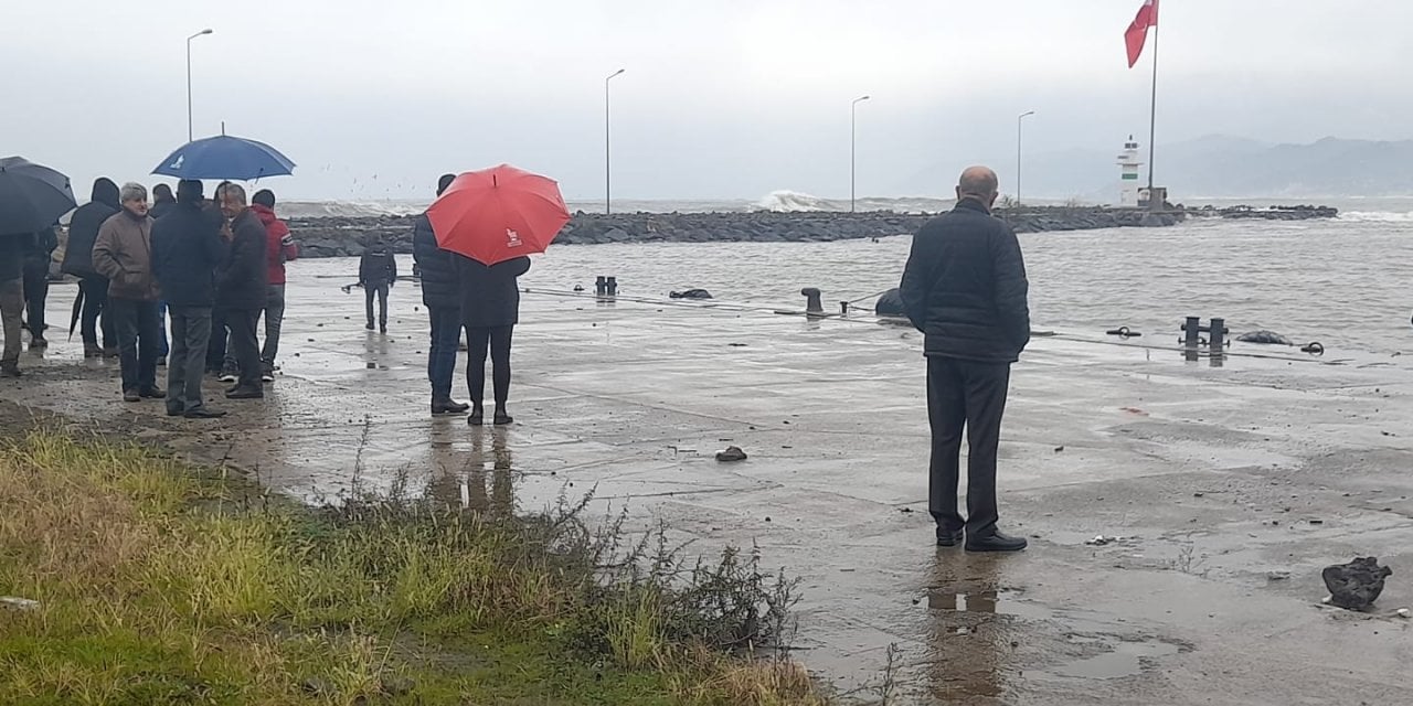 Dalgalarla Fotoğraf Çektirirken Sulara Kapıldılar