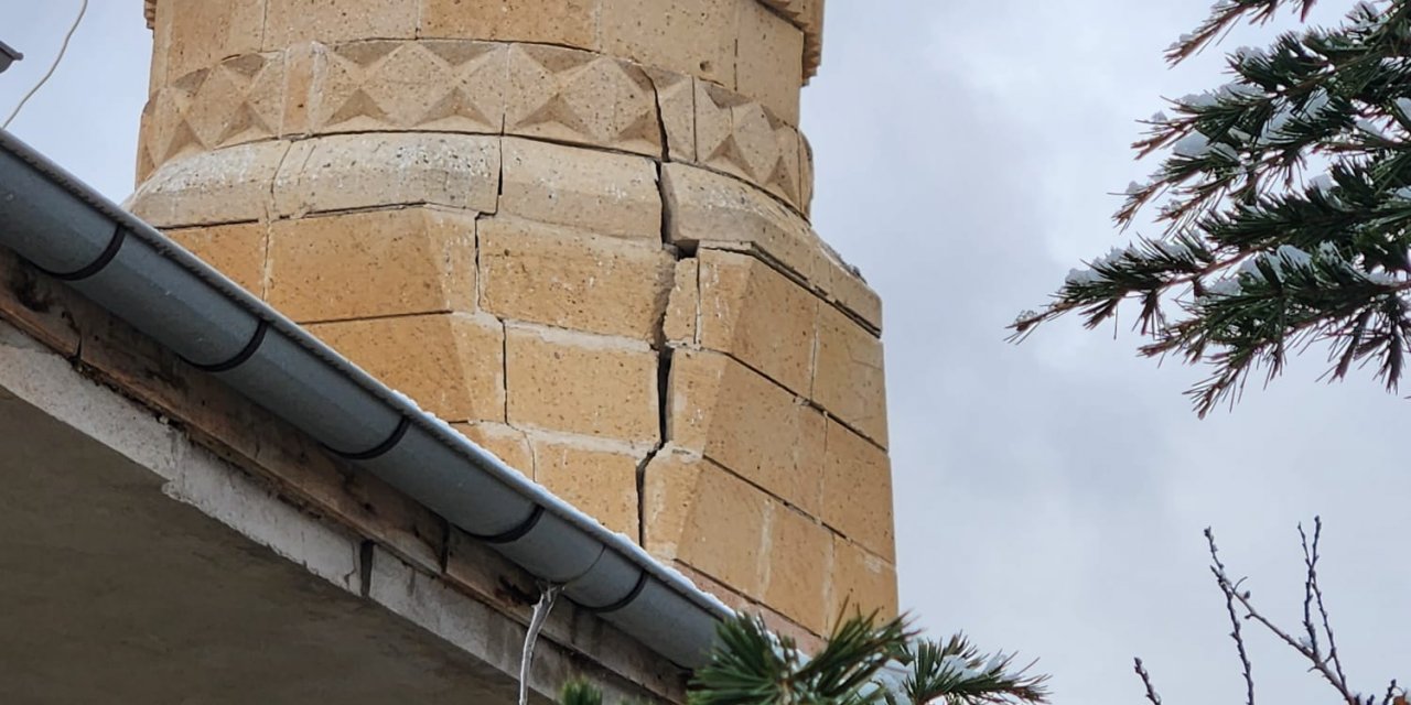 Minare Çatladı: Cami İbadete Kapatıldı