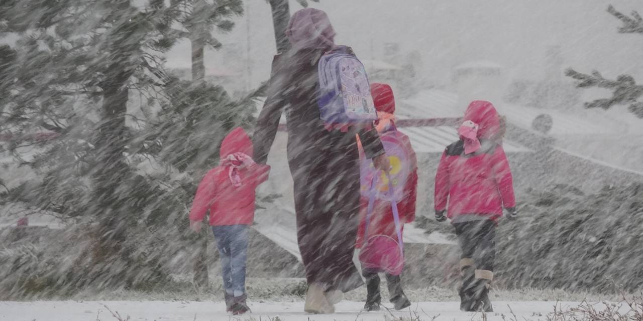 Erzurum’da 3 ilçede okullara kar tatili