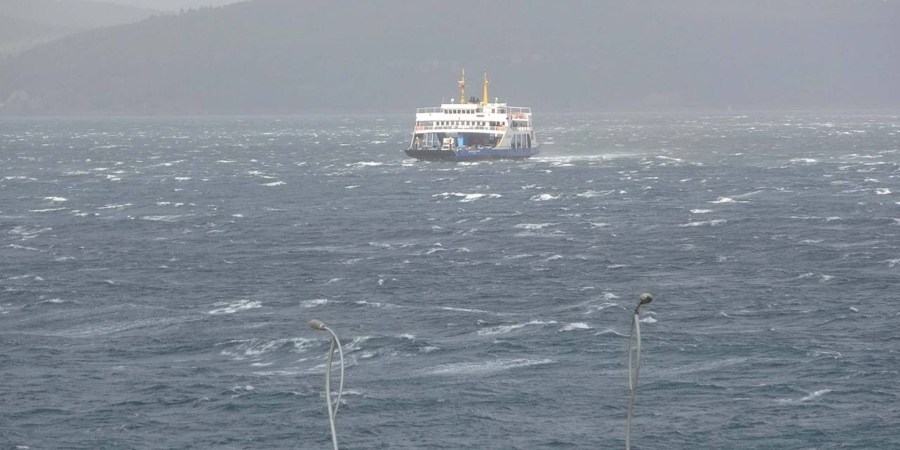 Gökçeada ve Bozcaada feribot seferlerine 'fırtına' iptali