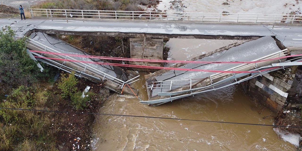 Balıkesir'de Aşırı Yağış Nedeniyle Zeytinli Köprüsü Yıkıldı!