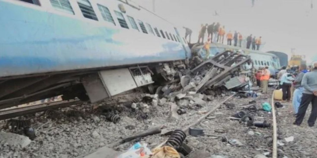 Tren Ve Yolcu Otobüsü Çarpıştı: 13 Ölü