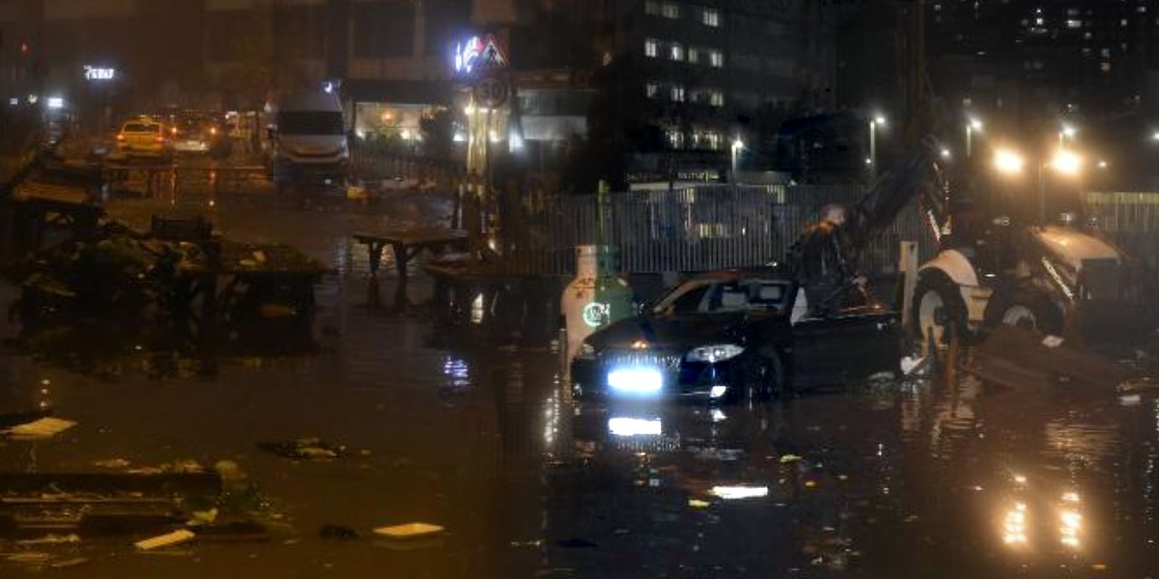 Şiddetli Yağışlar Vurdu: Bu Gece Hayat Durdu! İstanbul Sular Altında Kaldı!