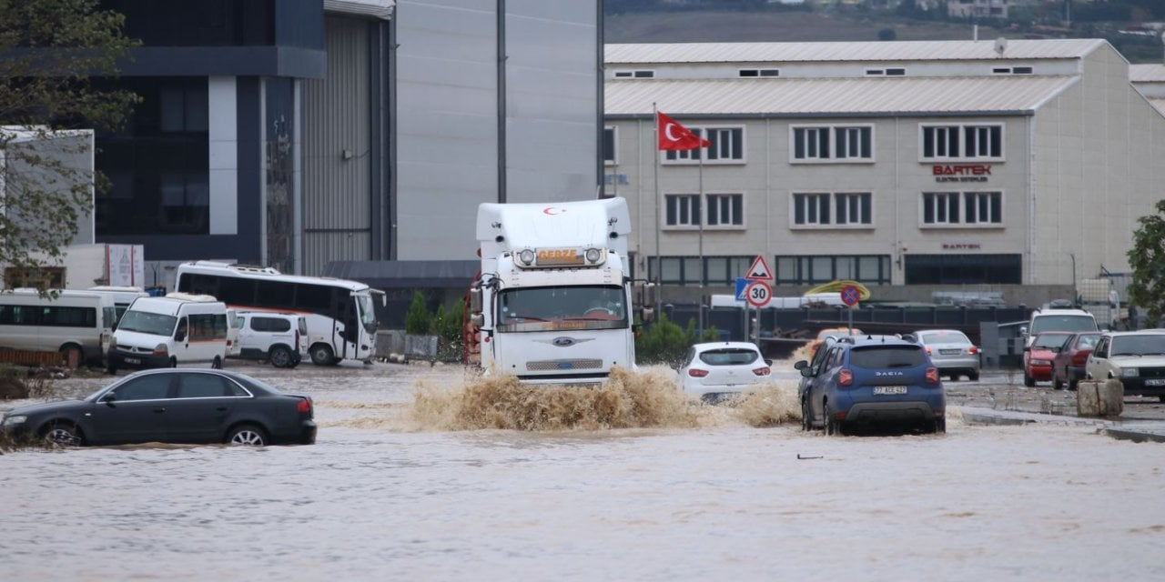 Yalova'da Dere Taştı: 12 Kişi Mahsur Kaldı