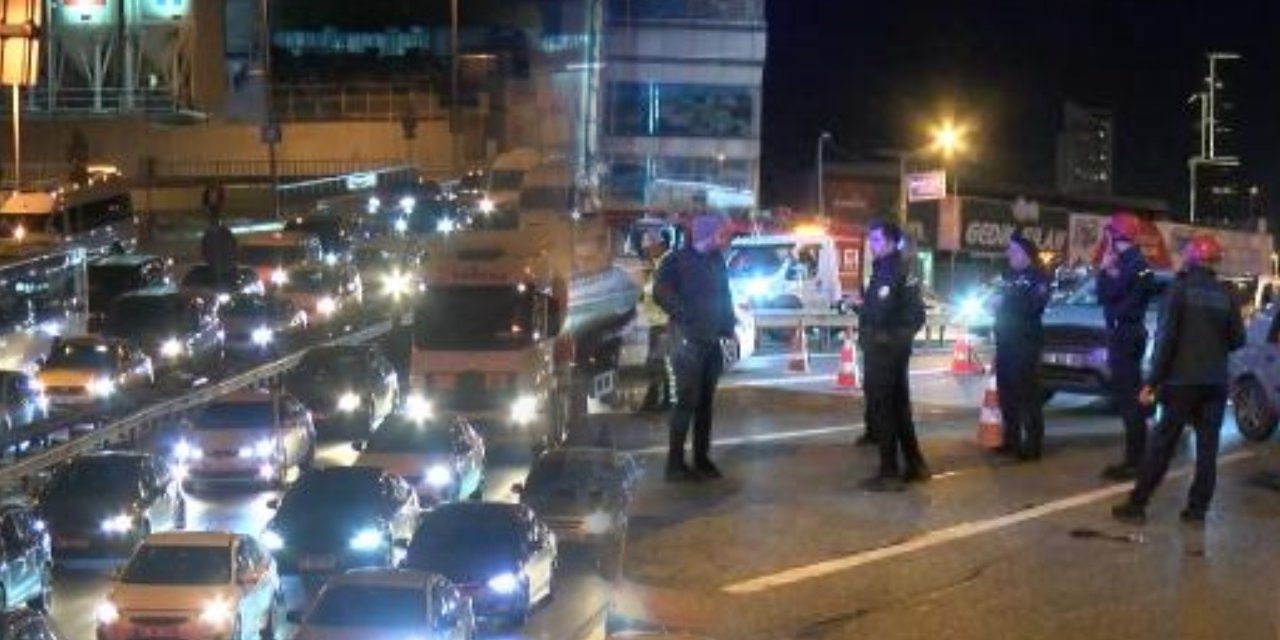 Kadıköy'de Üst Geçitten Düşen Vatandaşı Sürücüler Kurtardı!