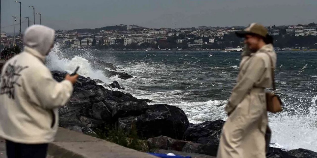 İstanbul'a Sarı Kodlu Uyarı! Fırtınanın Hızı 80 KM'yi Bulacak, Lodos Sudan Çıkmış Balığa Çevirecek