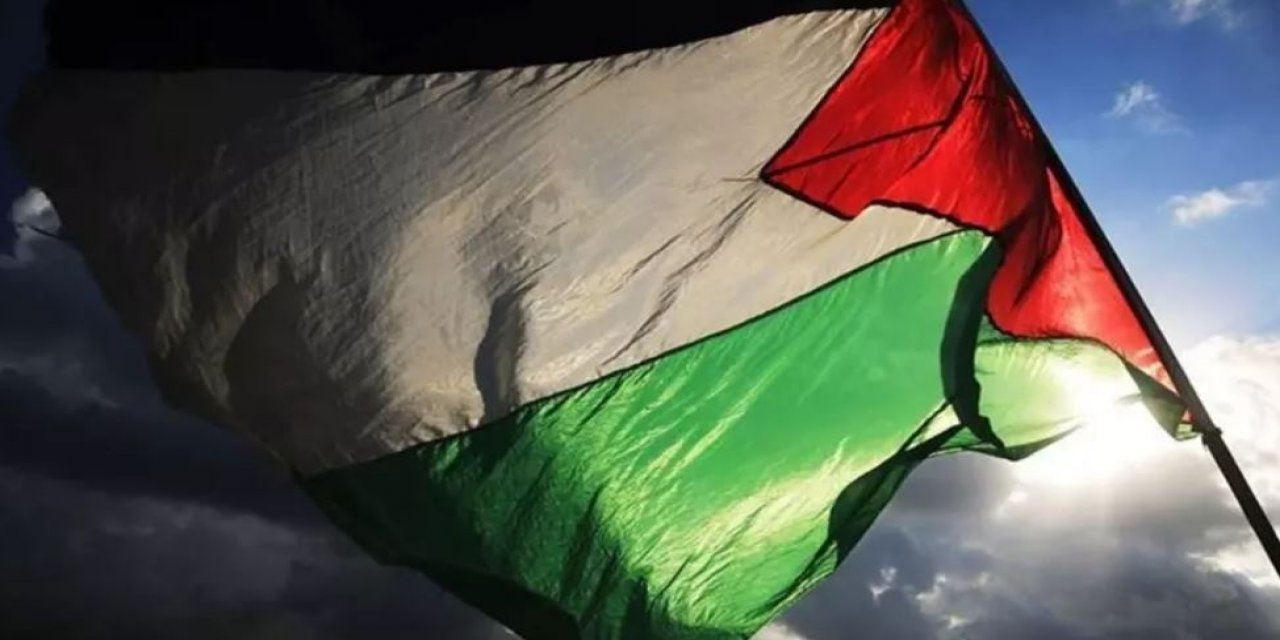 Uçakta Skandal: Filistin Yazılı Kazağını Ters Giydirdiler!