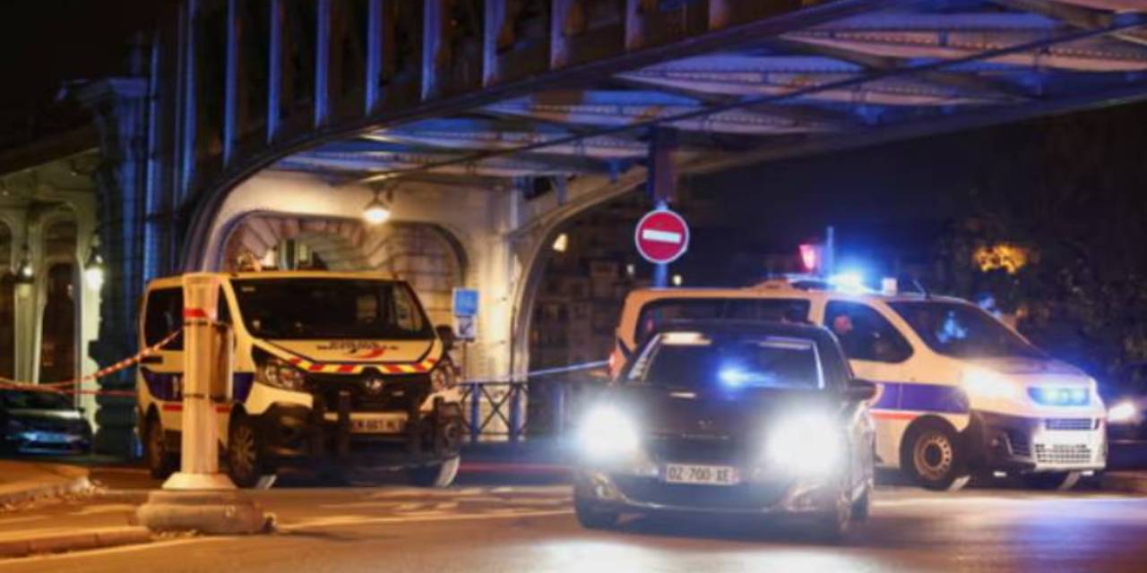 Paris'in göbeğinde turistlere saldırı: Bir kişiyi bıçaklayıp öldürdü, tekbir getirip iki kişiye çekiçle saldırdı