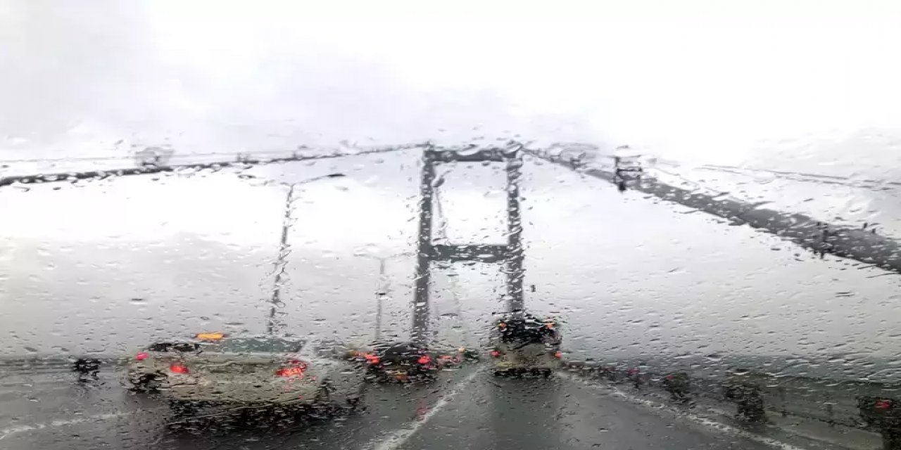 İstanbul'da Yağmur Trafiği: Üstüne Bir De Pazartesi!