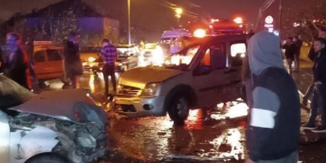 Sakarya'da Zincirleme Kaza! Feci Kazada 4 Kişi Yaralandı!