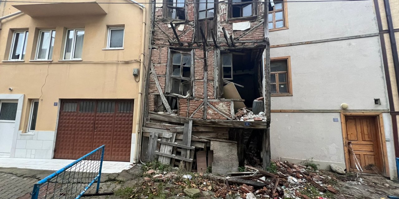 5.1’lik Depremde Kolonları Çatlayan Belediye Binası Böyle Görüntülendi