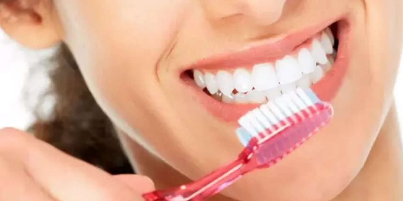 İnsanların Yüzde 80'i Dişlerini Yanlış Fırçalıyor! Doğru Bildiğinize Emin misiniz?