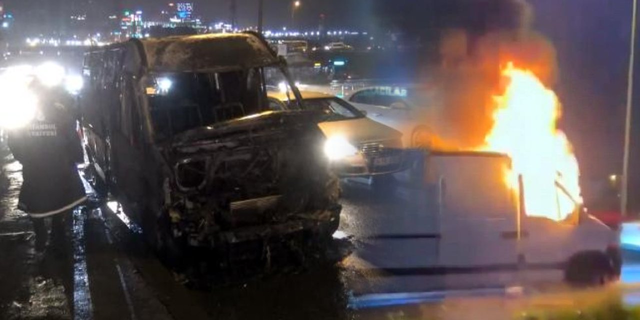 Avcılar'da Gece Felaketi! Seyir Halindeki Minibüs Alev Alev Yandı