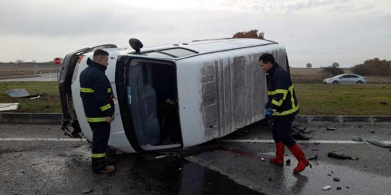 Otomobil İle Minibüs Çarpıştı: 1 Ölü, 2 Yaralı