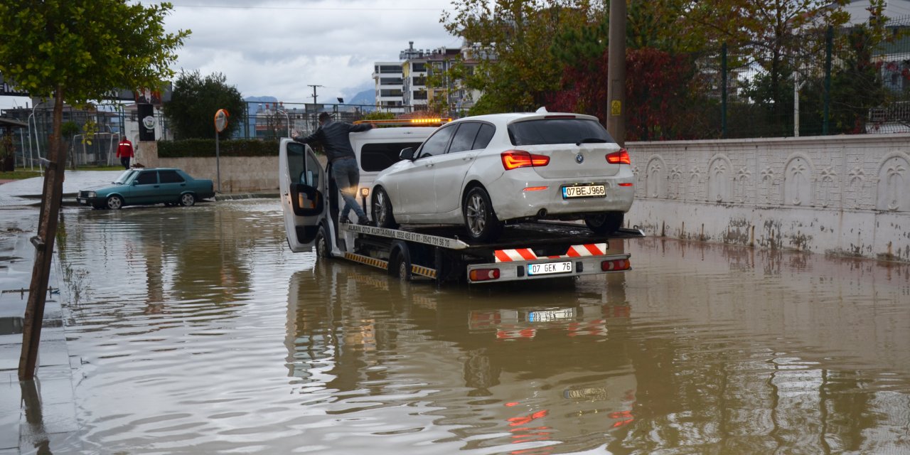 Antalyalılar tedirgin: Bahçeleri Su Bastı Sel Korkusu Başladı!