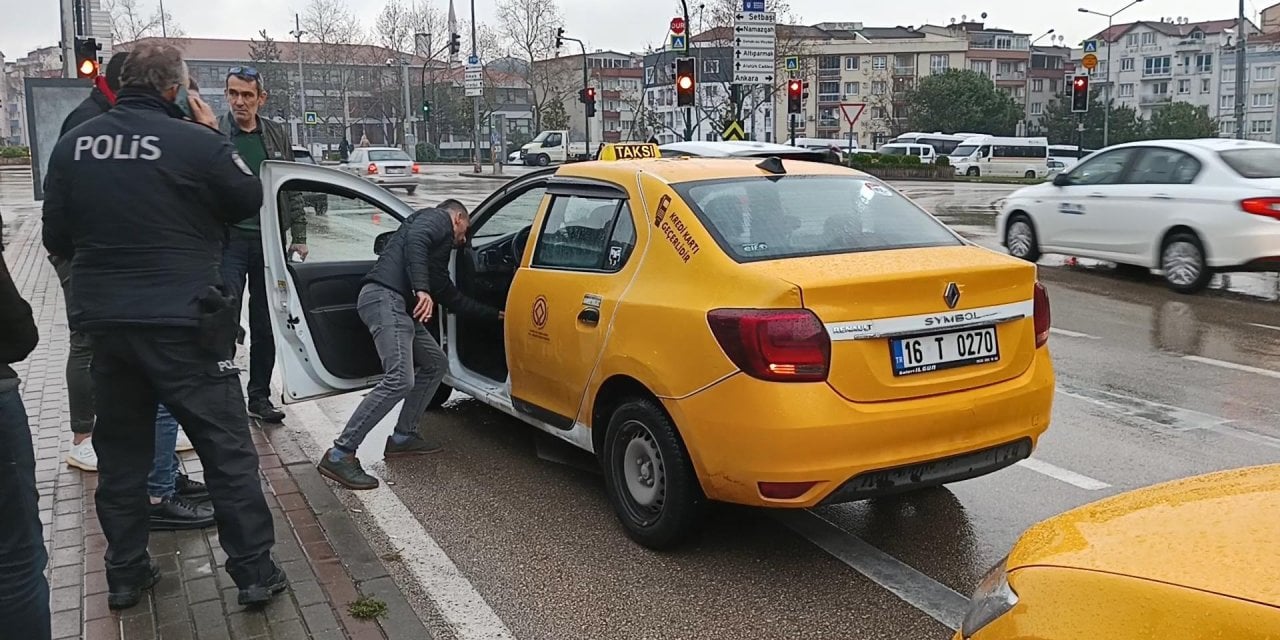 15 Yaşında Çocuk Bindiği Taksinin Şoförünü Boynundan Bıçakladı!