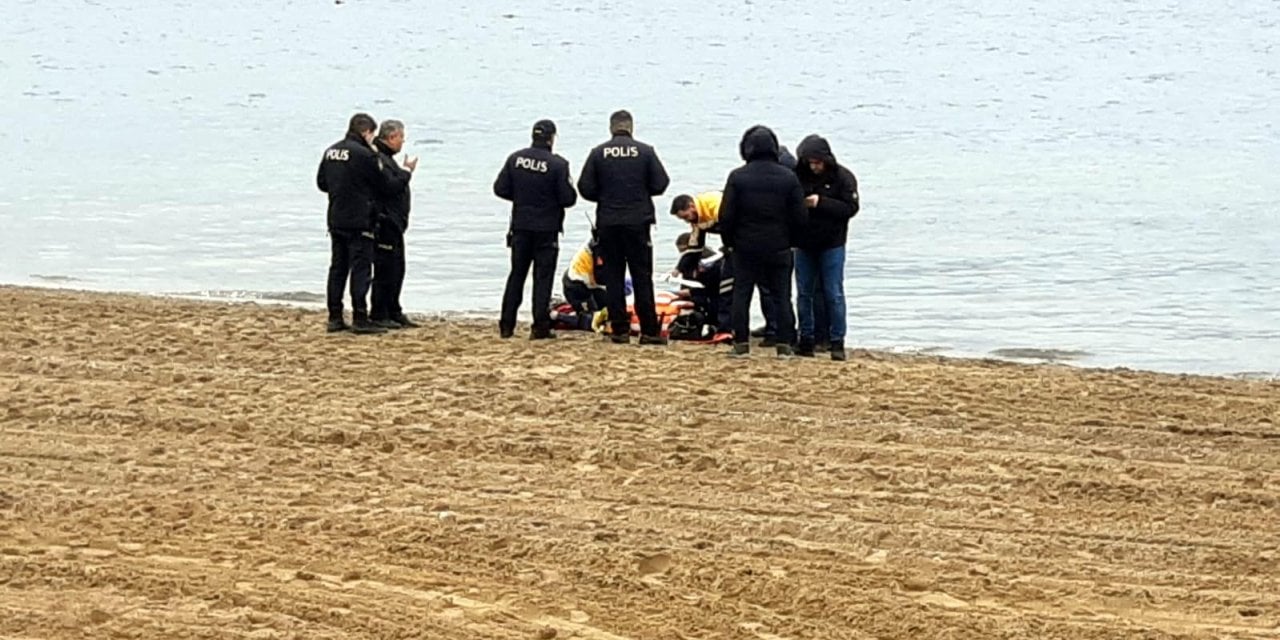 Yürüyüş Yaparken Fark Edip Polisi Aradılar: Sahilde Erkek Cesedi!