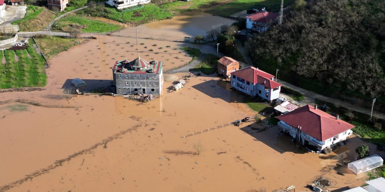 Sakarya'da Sağanak: Dereler Taştı, Yollar Göle Döndü