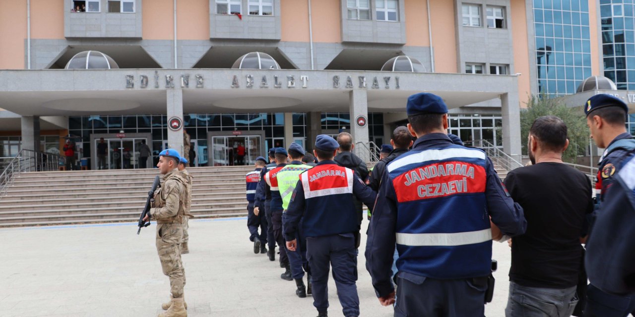 Edirne'de Operasyon: 261 Kaçak Göçmen İle 8 Organizatör Yakalandı