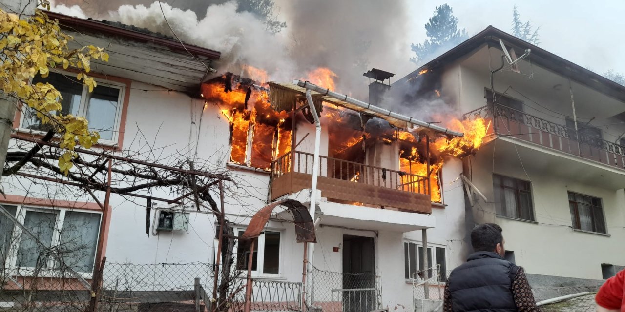 Bolu'da Yangın Paniği: 2 Katlı Ev Küle Döndü!