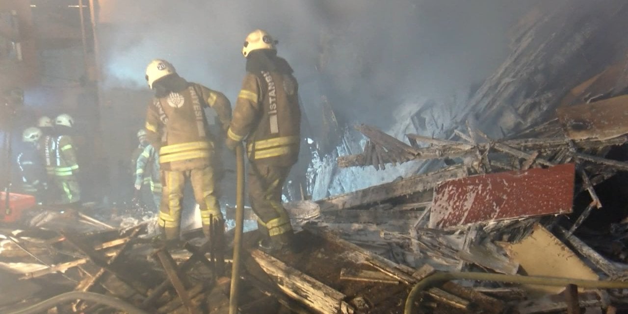 Beyoğlu'nda Ahşap Bina Alevler İçinde Çöktü: 1 Kişi Hayatını Kaybetti!