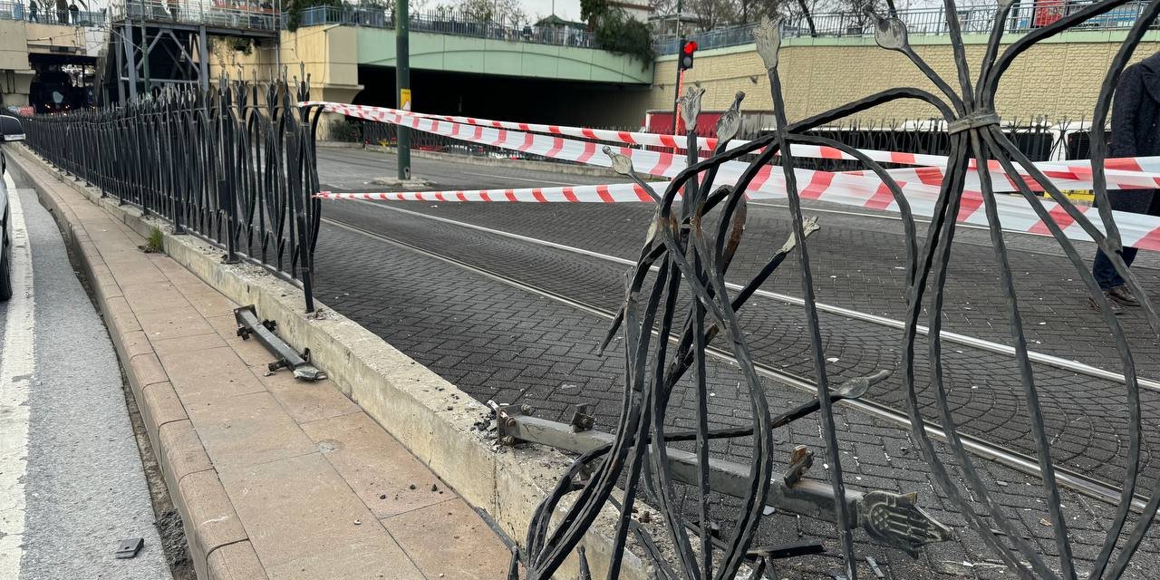 Otomobil Tramvay Yoluna Girdi Seferler Aksadı!