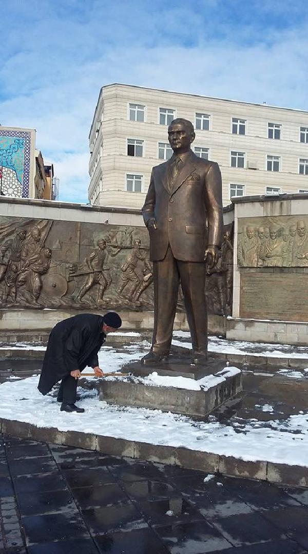 Atatürk Anıtı önünde biriken karları bastonuyla temizledi