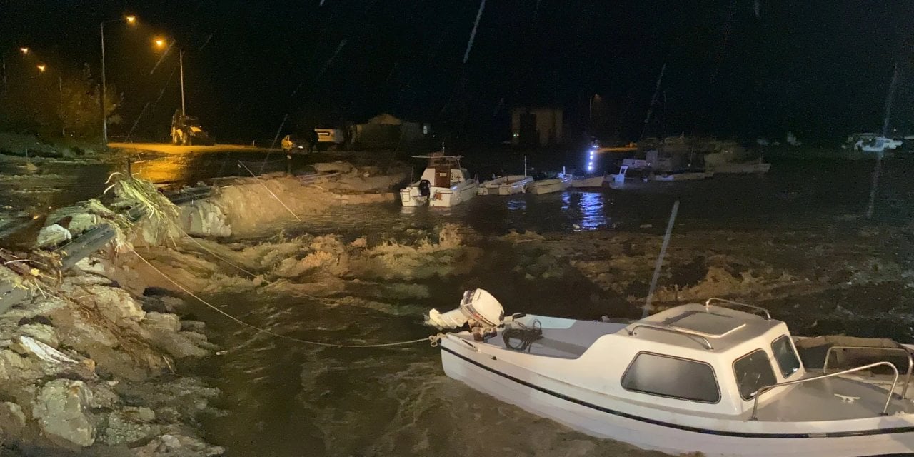 Çanakkale'de Sağanak Dereleri Taşırdı: Yollar Göle Döndü