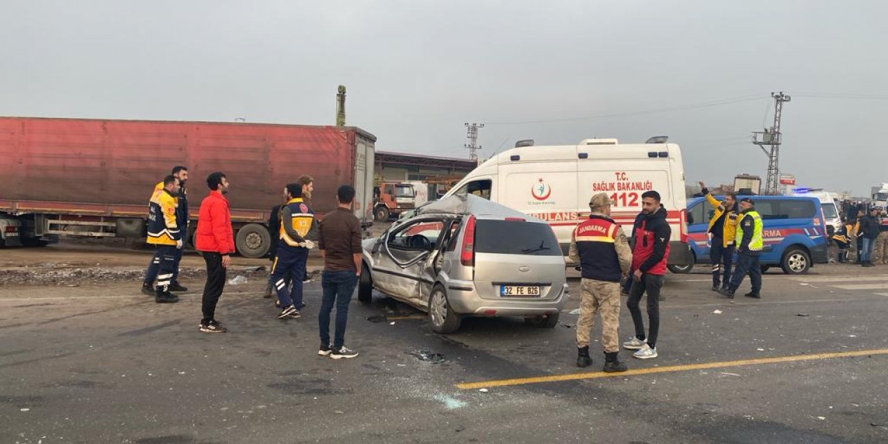 Diyarbakır'da Otomobil ve TIR Birbirine Girdi: Yaralılar Var!