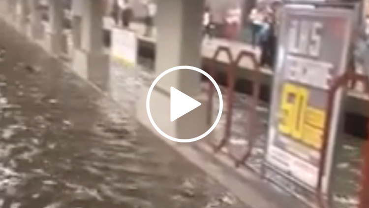 İstanbul Metrosu yeraltı akarsuyuna dönüştü, Metrobüsler havuza döndü!